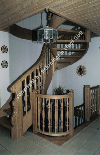 Formverleimte Treppe mit Krmmling und gedrechselten Stben in Eiche