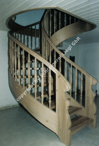 Formverleimte Treppe mit Krmmling und gedrechselten Stben in Eiche