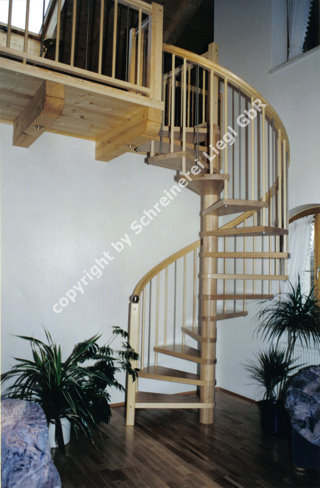 Spindeltreppe aus Buchenholz, aussenseite Freitragend, mit Formverleimten Handlauf