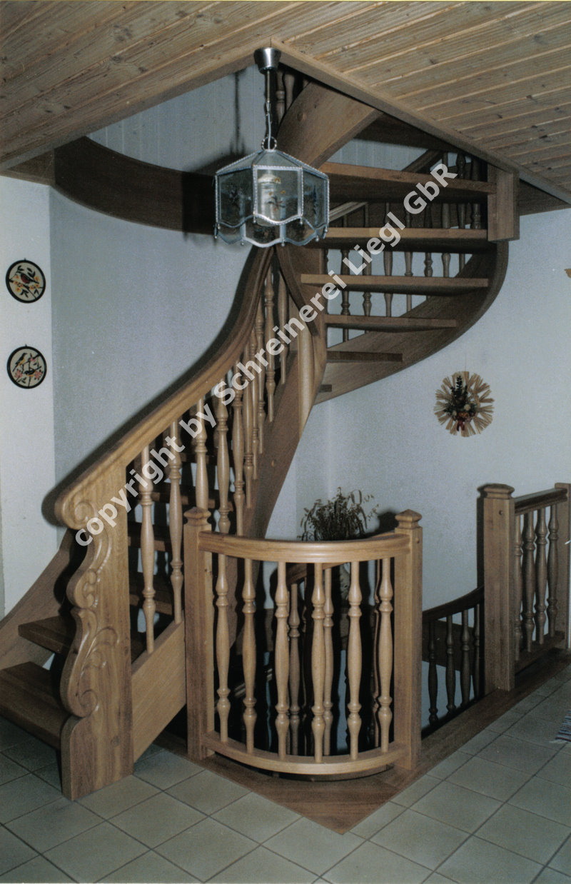 Formverleimte Treppe mit Krümmling und gedrechselten Stäben in Eiche
