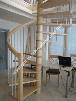 Spindeltreppe aus Buchenholz mit Edelstahlstben