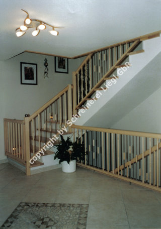 Betontreppe mit Ahornstufen belegt