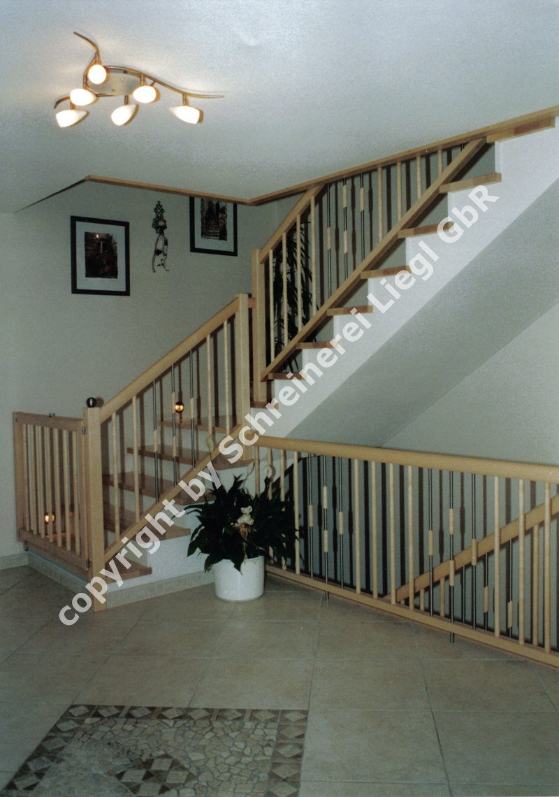Betontreppe mit Ahornstufen belegt