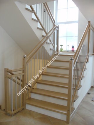 Betontreppe mit Ahornstufen belegt, Gelnder mit Obergurt