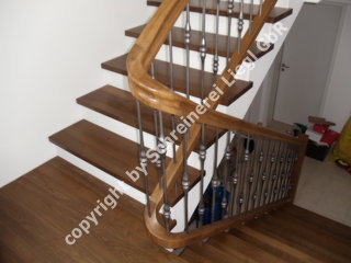 Betontreppe mit gerucherte Eichenstufen, Gelnder mit Kropfstcken und geschmiedeten Stben