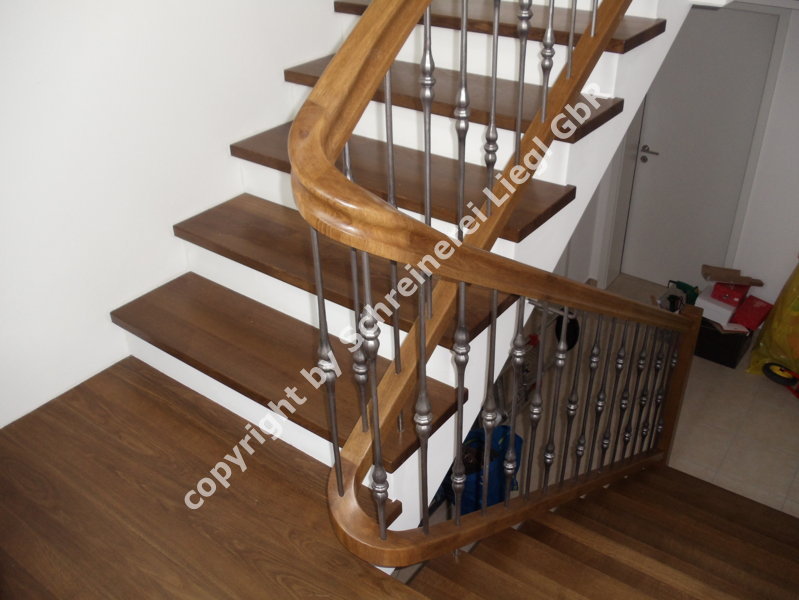 Betontreppe mit gerucherte Eichenstufen, Gelnder mit Kropfstcken und geschmiedeten Stben