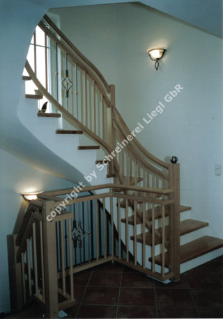Betontreppe mit Buchenstufen belegt, Gelnder mit Obergurt