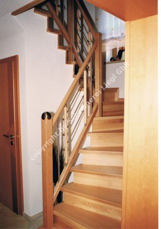Betontreppe mit Buchenstufen belegt, Gelnder mit Holz - Edelstahl Zierfeldern