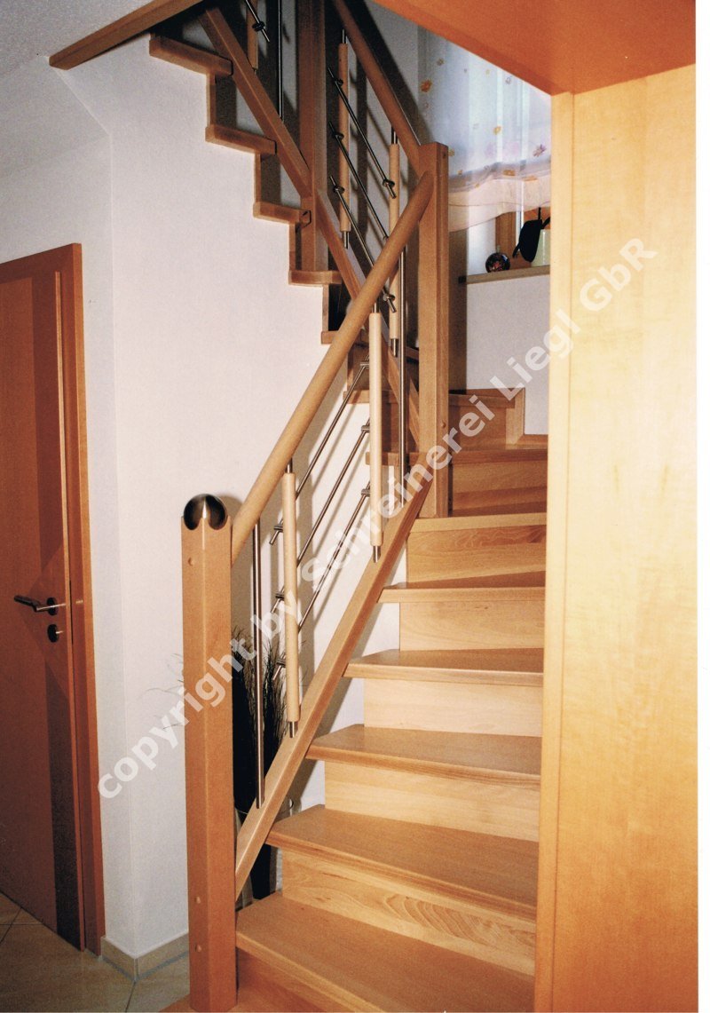 Betontreppe mit Buchenstufen belegt, Gelnder mit Holz - Edelstahl Zierfeldern