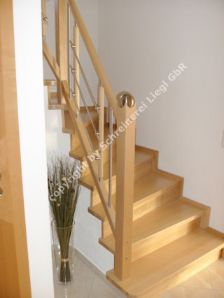 Betontreppe mit Buchenstufen belegt, Gelnder mit Holz - Edelstahl Zierfeldern