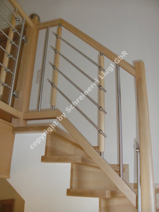 Betontreppe mit Buchenstufen belegt, Gelnder mit Holz - Edelstahl Zierfeldern