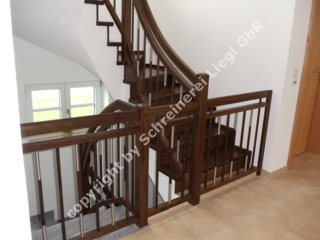 Betontreppe mit gerucherten Eichenstufen, Gelnder mit Obergurt