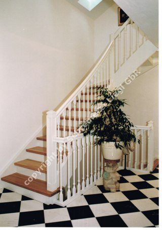 Wei lackierte Treppe mit Kirschbaumstufen
