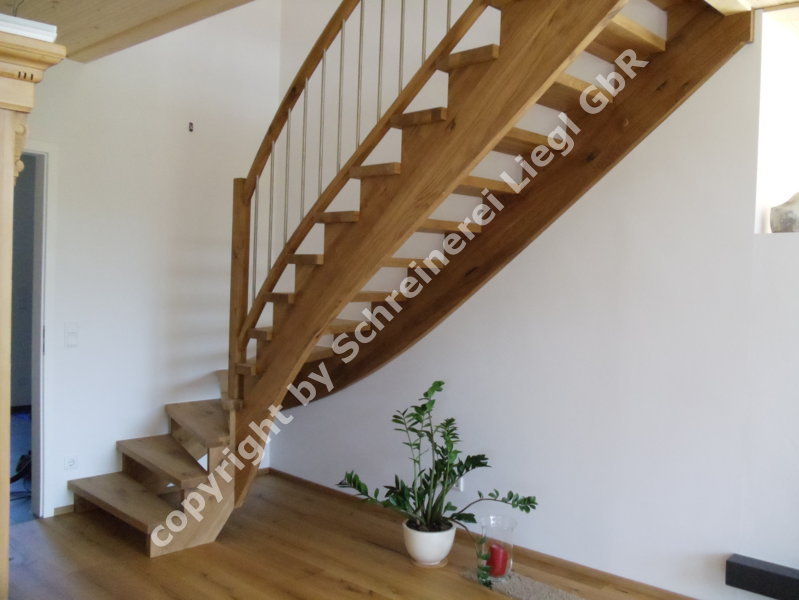 Aufgesattelte Treppe mit rustikalen Eichenholz